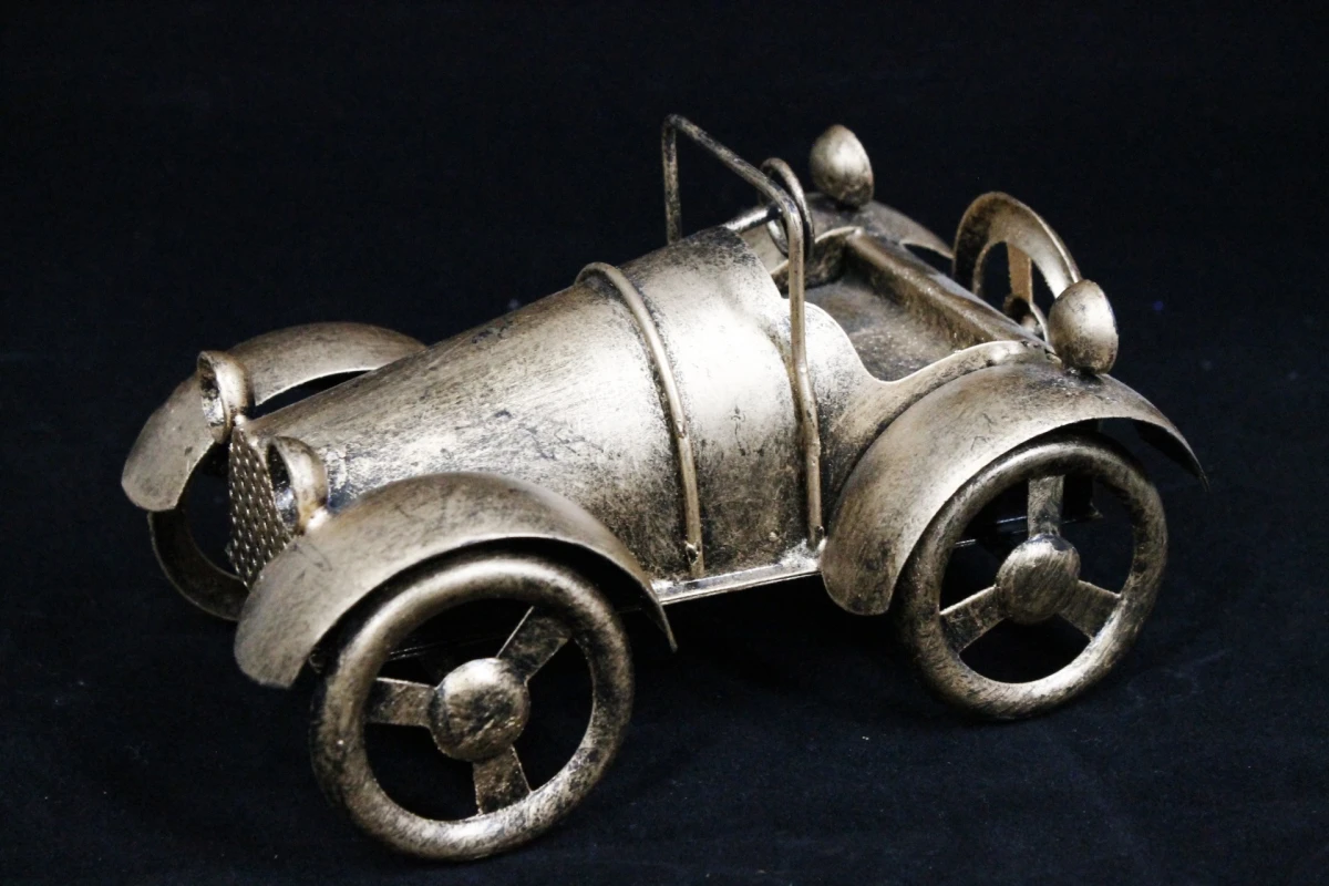 Decoratieve Goudkleurige Fiets en Oldtimer - foto 6