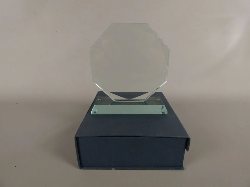 Kristallen prijs/trofee in geschenkdoos – kavel bij De Kringwinkel, Diest