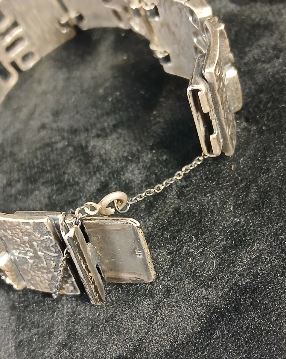 Zilverkleurige armband met reliëf en veiligheidssluiting - foto 3