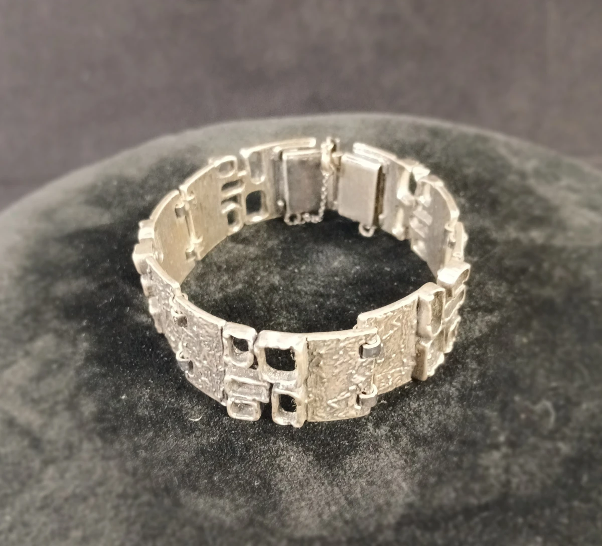 Zilverkleurige armband met reliëf en veiligheidssluiting - foto 5