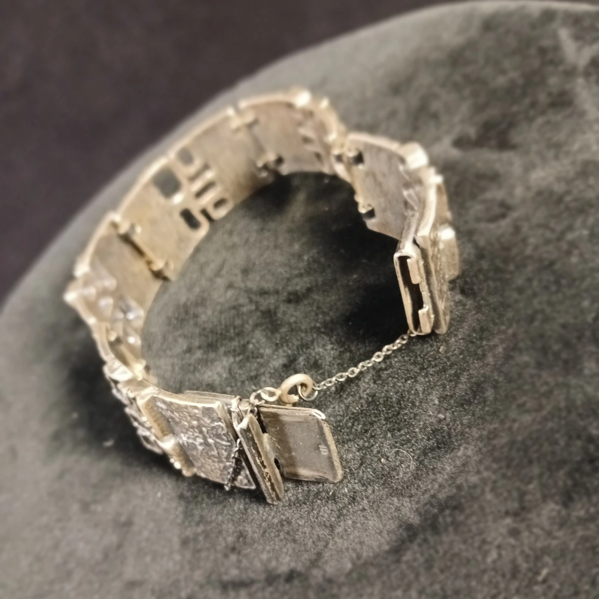 Zilverkleurige armband met reliëf en veiligheidssluiting - foto 4