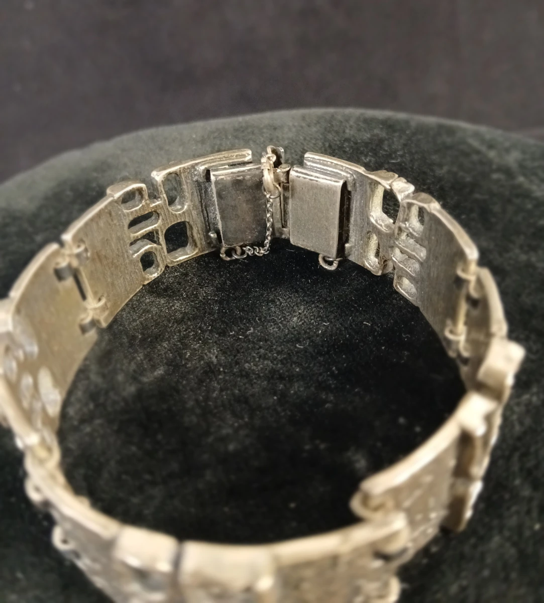 Zilverkleurige armband met reliëf en veiligheidssluiting - foto 6