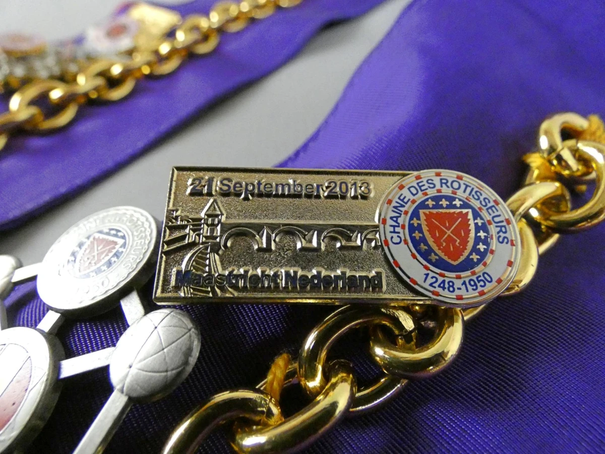 Set van twee Confrérie de la Chaîne des Rôtisseurs ambtsketens - foto 7