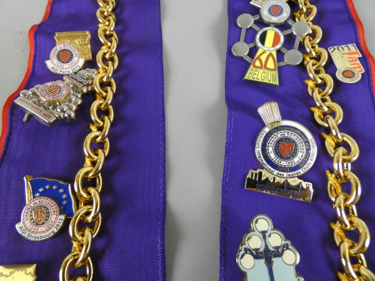 Set van twee Confrérie de la Chaîne des Rôtisseurs ambtsketens - foto 6