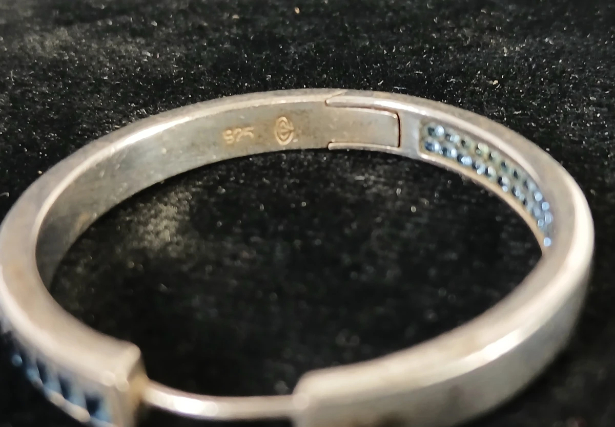 Set zilveren oorbellen met blauwe steentjes en ring met paarse steentjes - foto 5