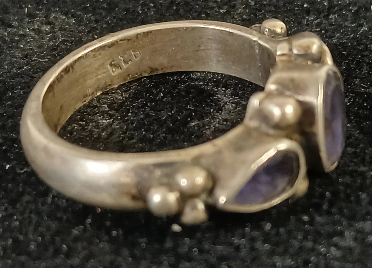 Set zilveren oorbellen met blauwe steentjes en ring met paarse steentjes - foto 8