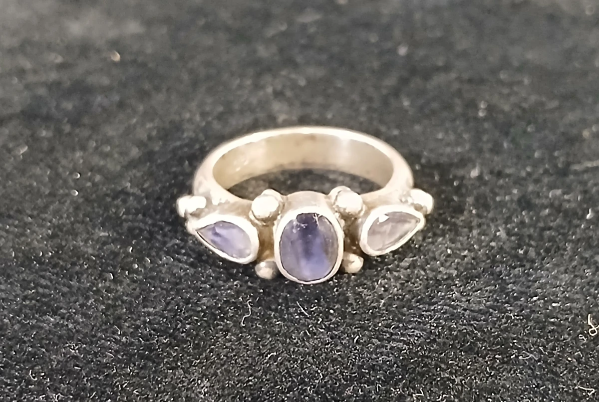 Set zilveren oorbellen met blauwe steentjes en ring met paarse steentjes - foto 6