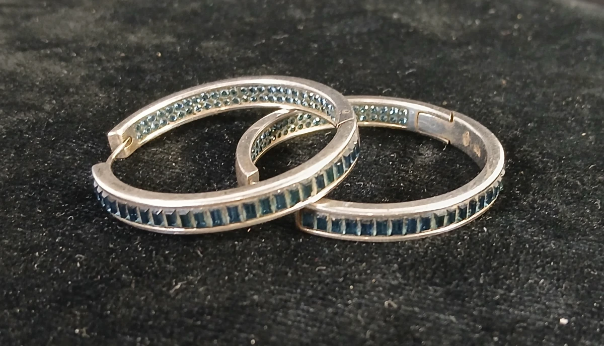 Set zilveren oorbellen met blauwe steentjes en ring met paarse steentjes - foto 2