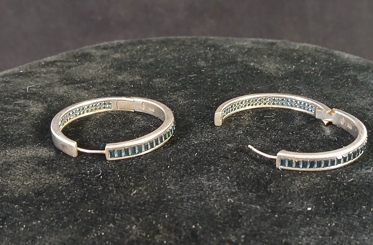 Set zilveren oorbellen met blauwe steentjes en ring met paarse steentjes - foto 3