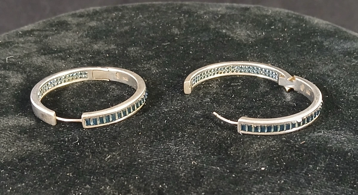 Set zilveren oorbellen met blauwe steentjes en ring met paarse steentjes - foto 4