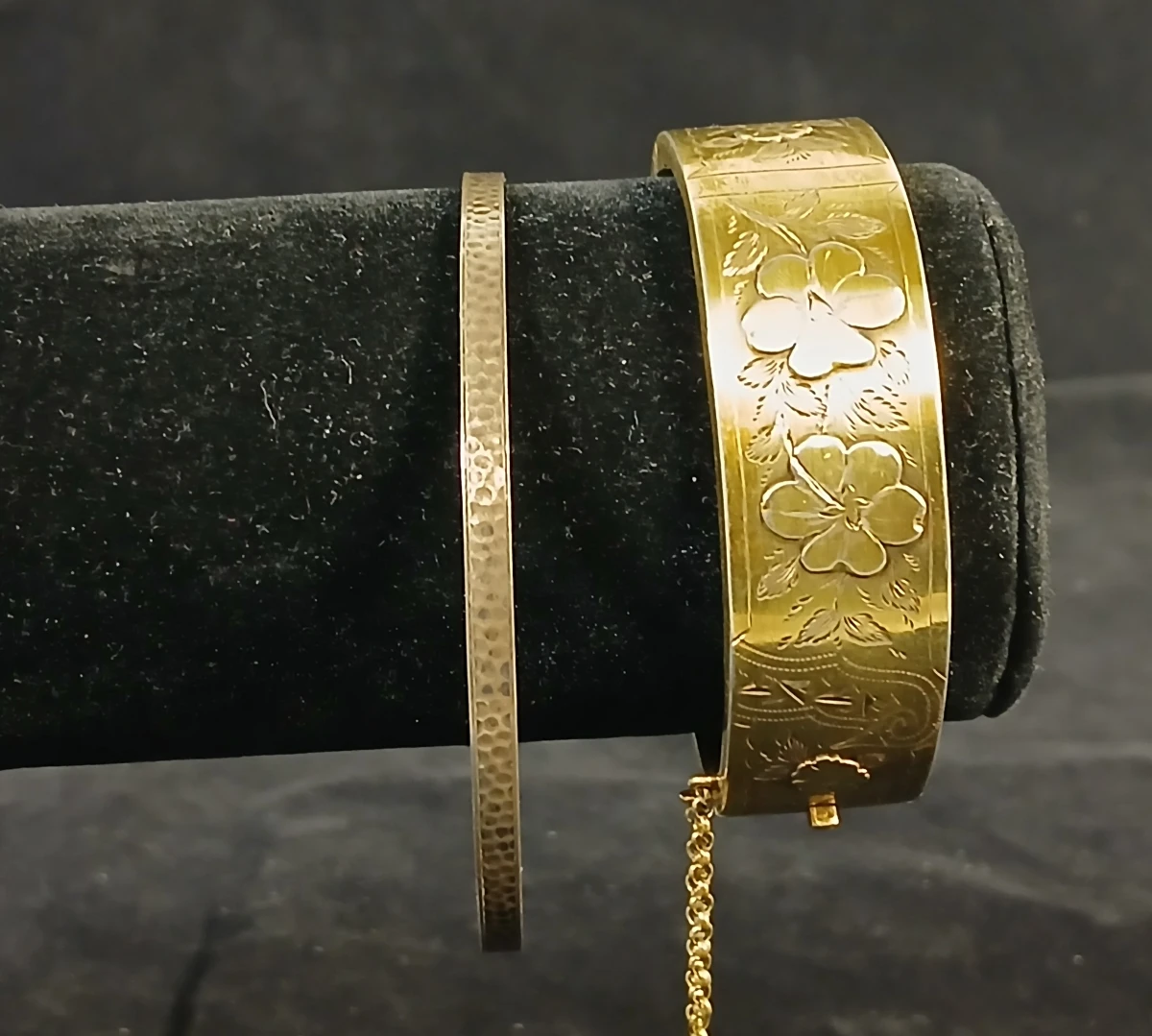 Set van twee vintage armbanden, één met bloemmotief - foto 2