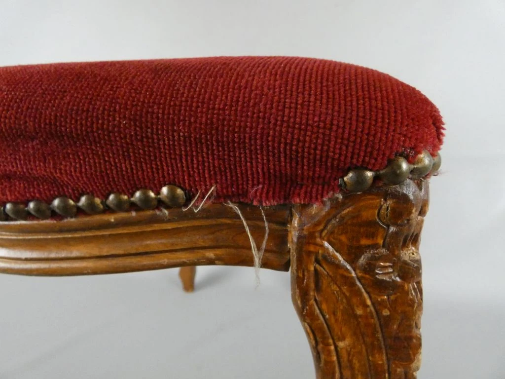 Klein houten krukje met rode bekleding - foto 10