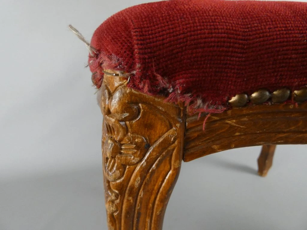 Klein houten krukje met rode bekleding - foto 3