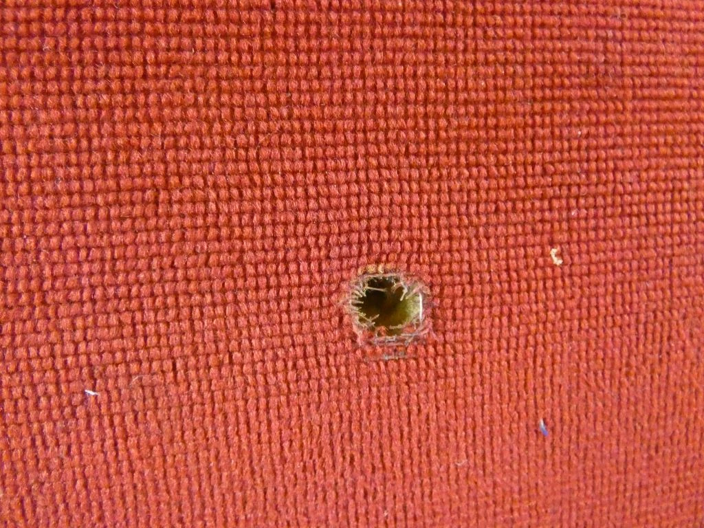 Klein houten krukje met rode bekleding – foto 2 – kavel bij De Kringwinkel, Diest