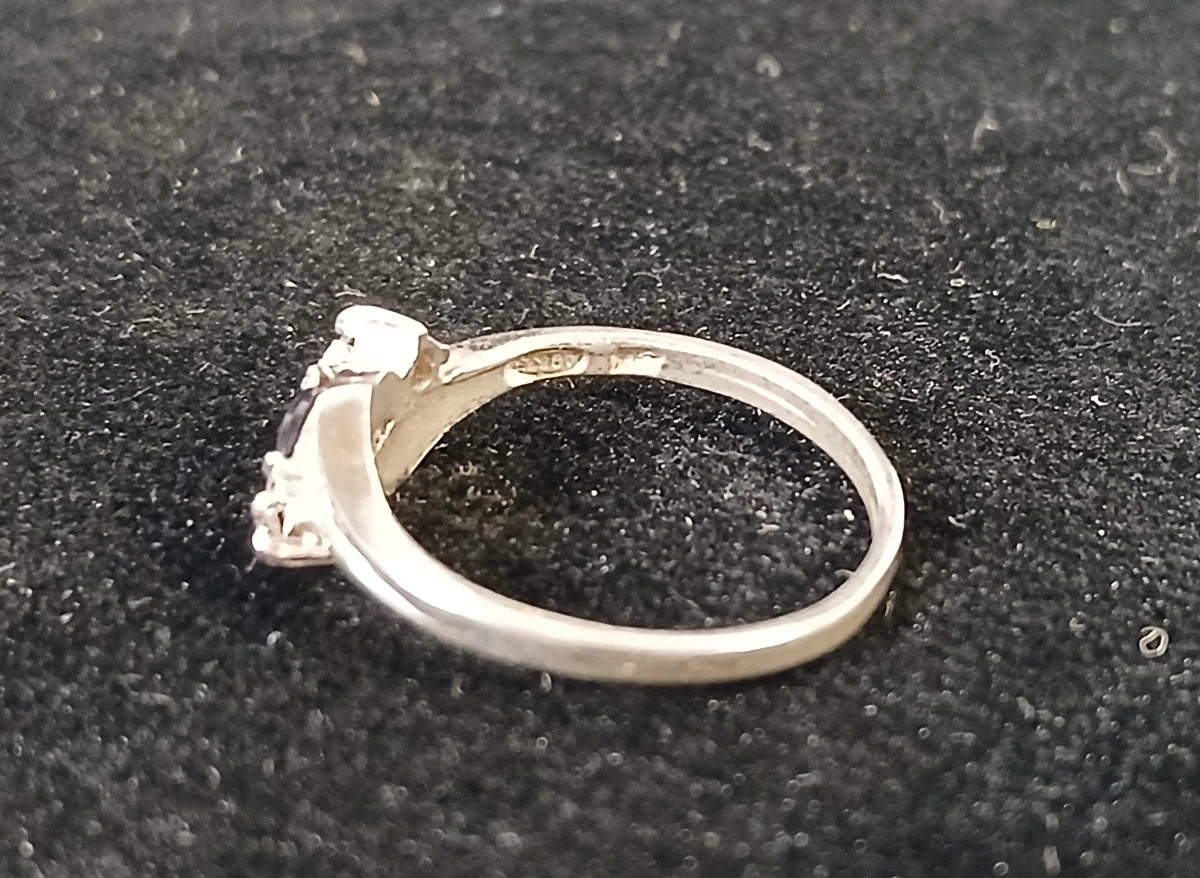 Zilveren ring met blauwe en witte stenen - foto 2