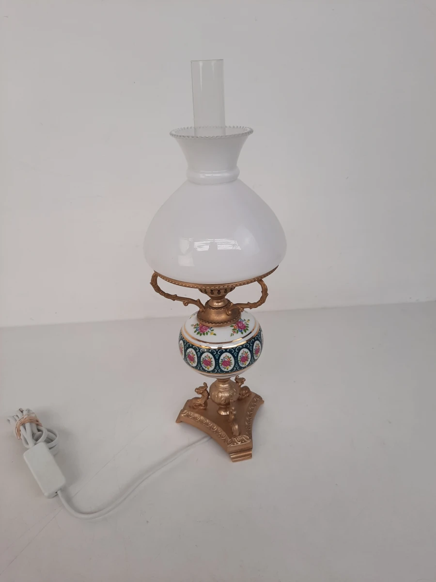 Klassieke Elektrische Olielamp / Tafellamp met Porseleinen Voet en Opaalglazen Kap - foto 3