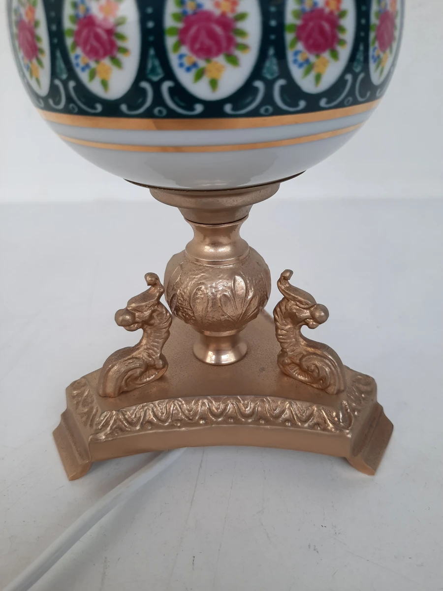 Klassieke Elektrische Olielamp / Tafellamp met Porseleinen Voet en Opaalglazen Kap - foto 4