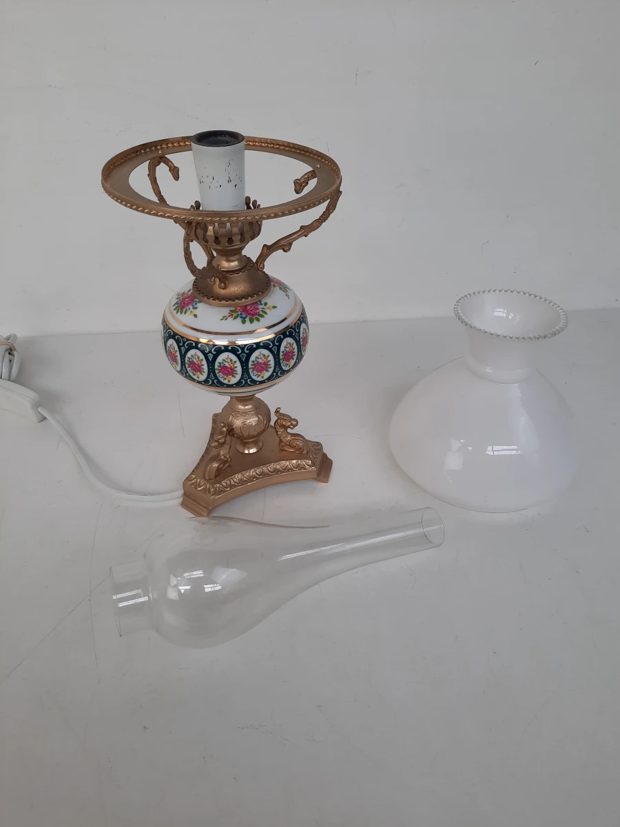 Klassieke Elektrische Olielamp / Tafellamp met Porseleinen Voet en Opaalglazen Kap - foto 5