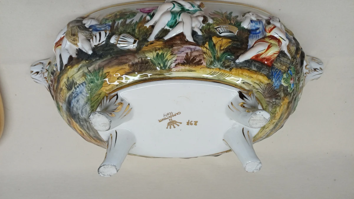 Italiaanse Capodimonte dekselschaal met reliëfdecoratie - foto 5