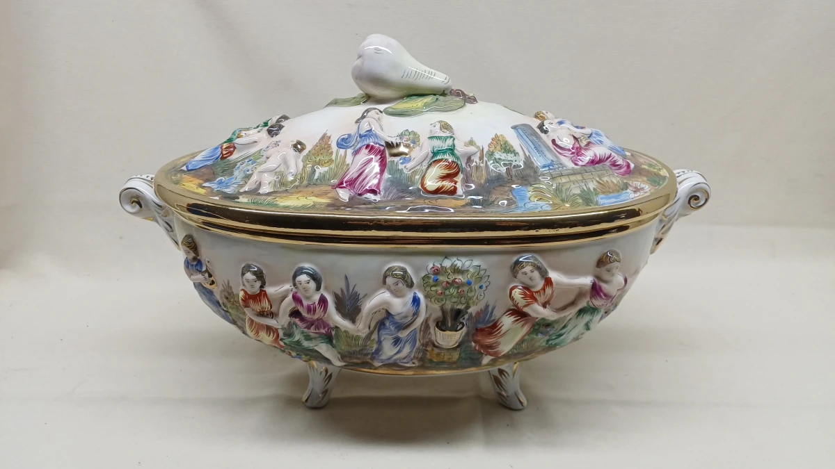 Italiaanse Capodimonte dekselschaal met reliëfdecoratie - foto 6