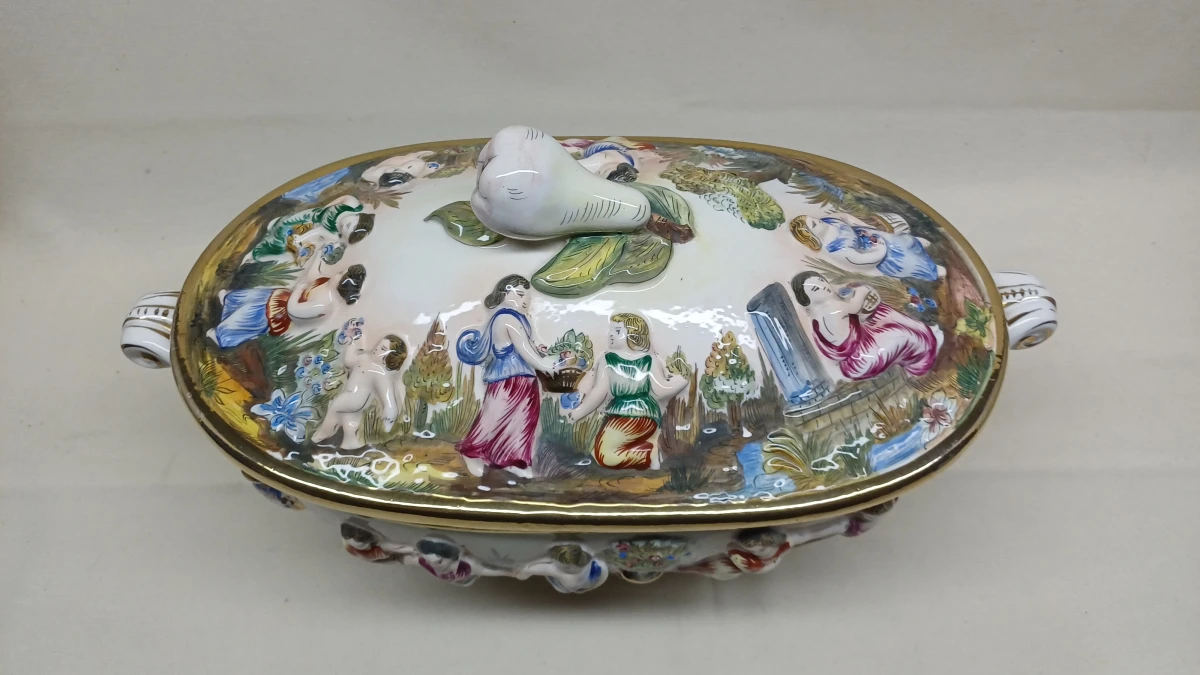 Italiaanse Capodimonte dekselschaal met reliëfdecoratie - foto 2