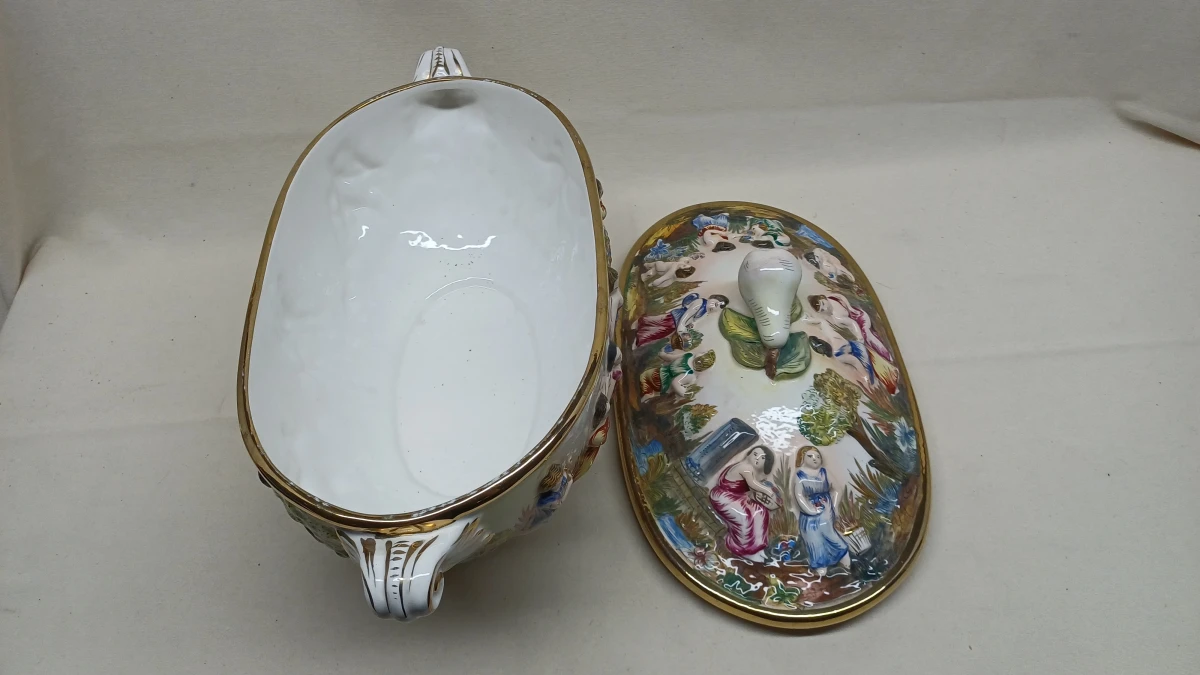 Italiaanse Capodimonte dekselschaal met reliëfdecoratie - foto 3