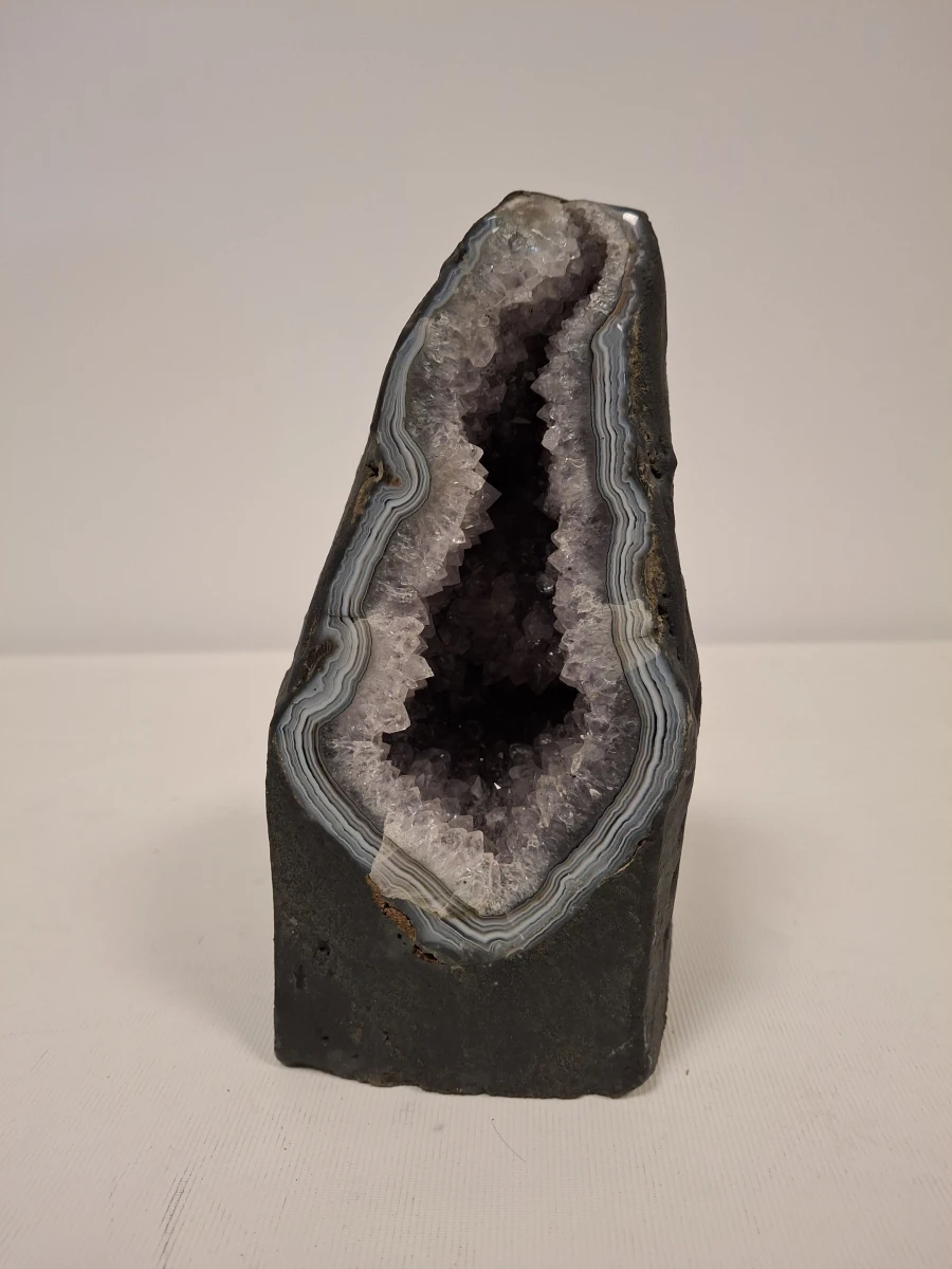 Amethist geode decoratiestuk – kavel bij De Kringwinkel, Ronse
