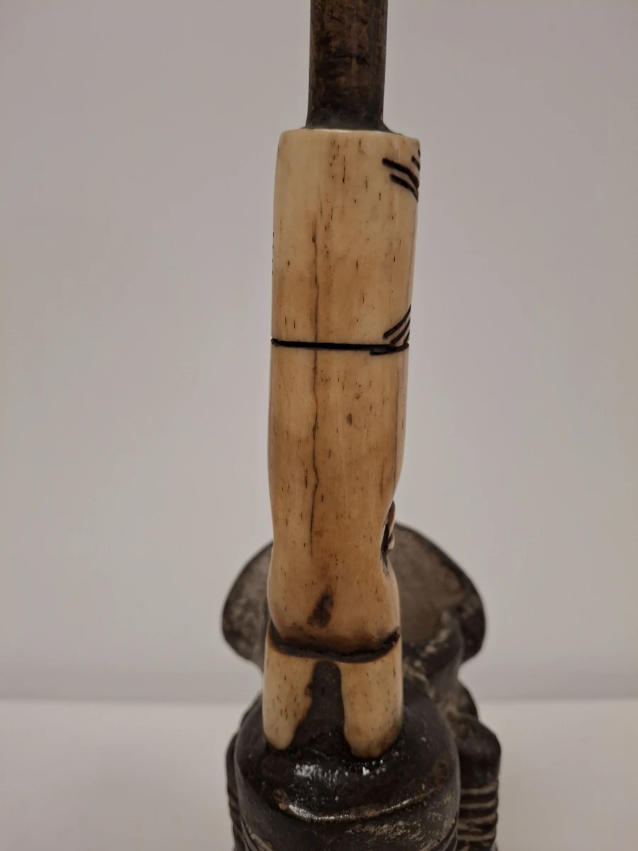 Afrikaans houtsnijwerk met beensculptuur - foto 7