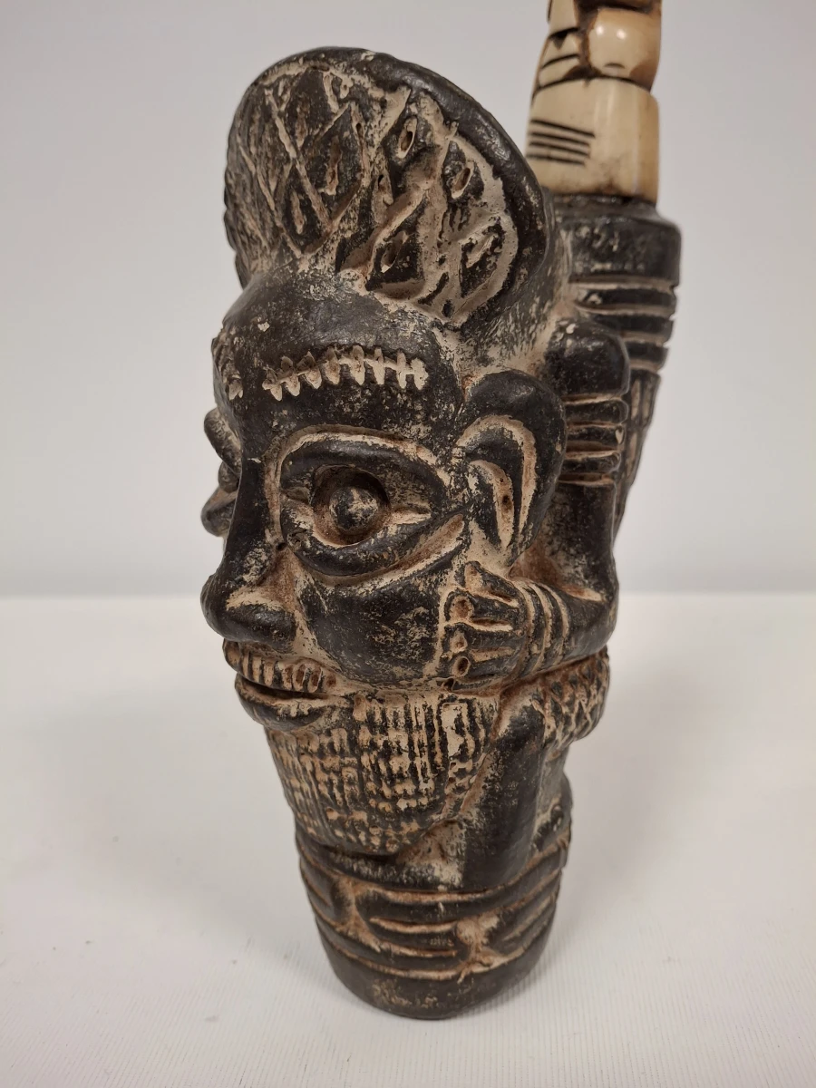 Afrikaans houtsnijwerk met beensculptuur - foto 2