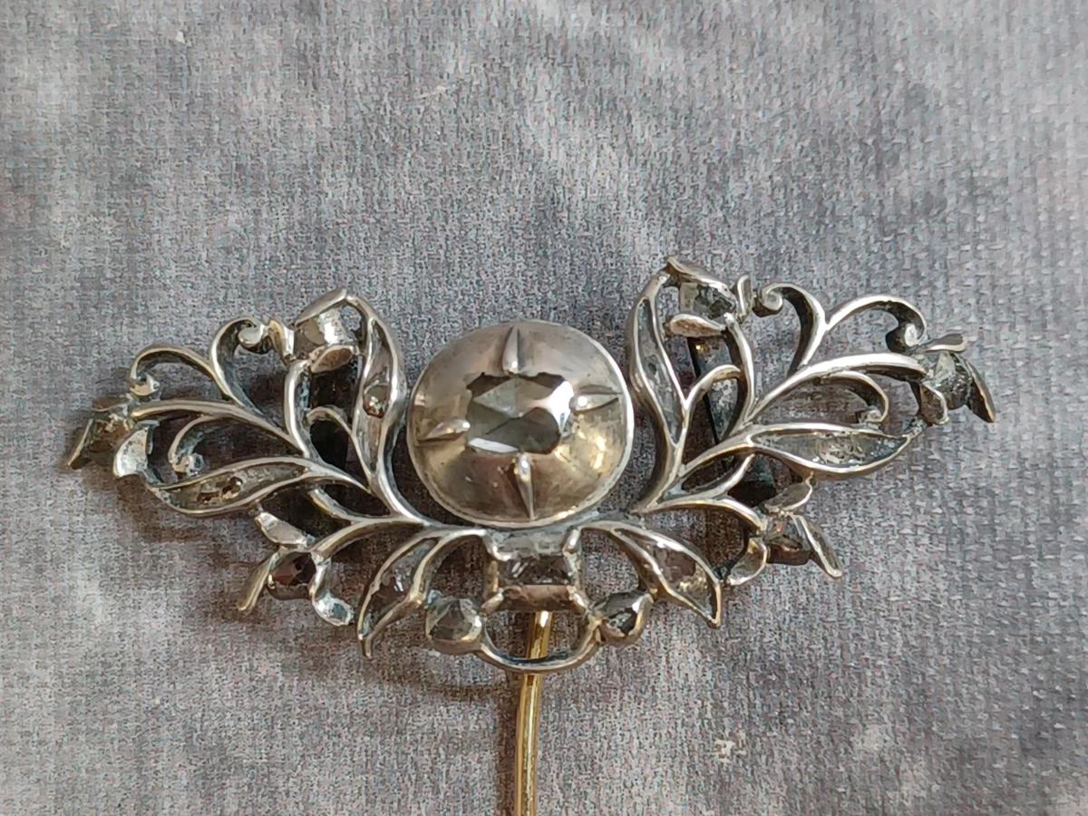 Antieke Victoriaanse / Edouardiaanse dasnaald of hoedenspeld met floral motief en roosgeslepen stenen - foto 3