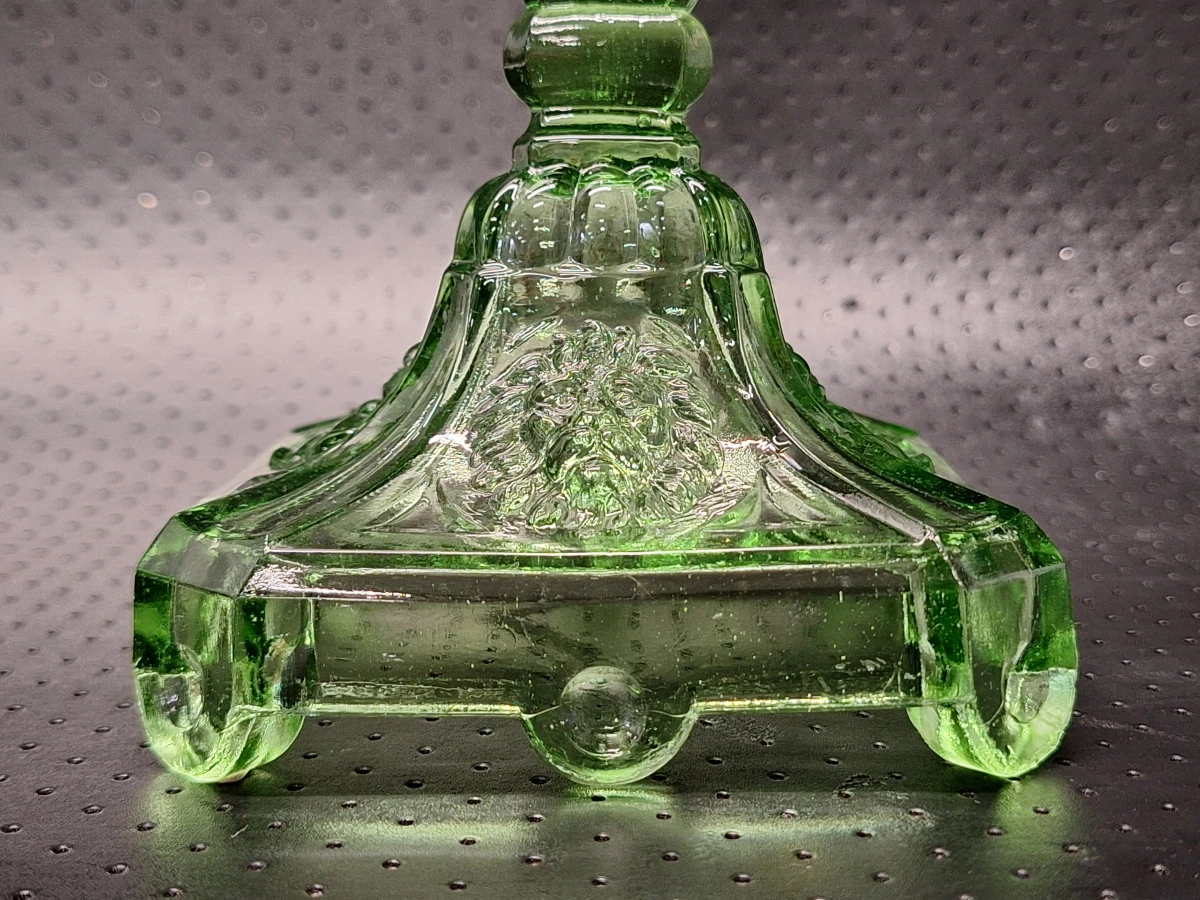 Lichtgroene persglazen kandelaars met leeuwenkop - Depression Glass-stijl - foto 4