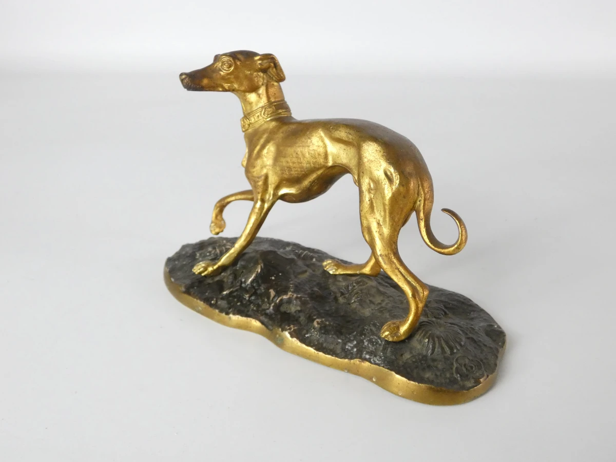 Decoratief bronzen beeldje van een hond op voetstuk - foto 2