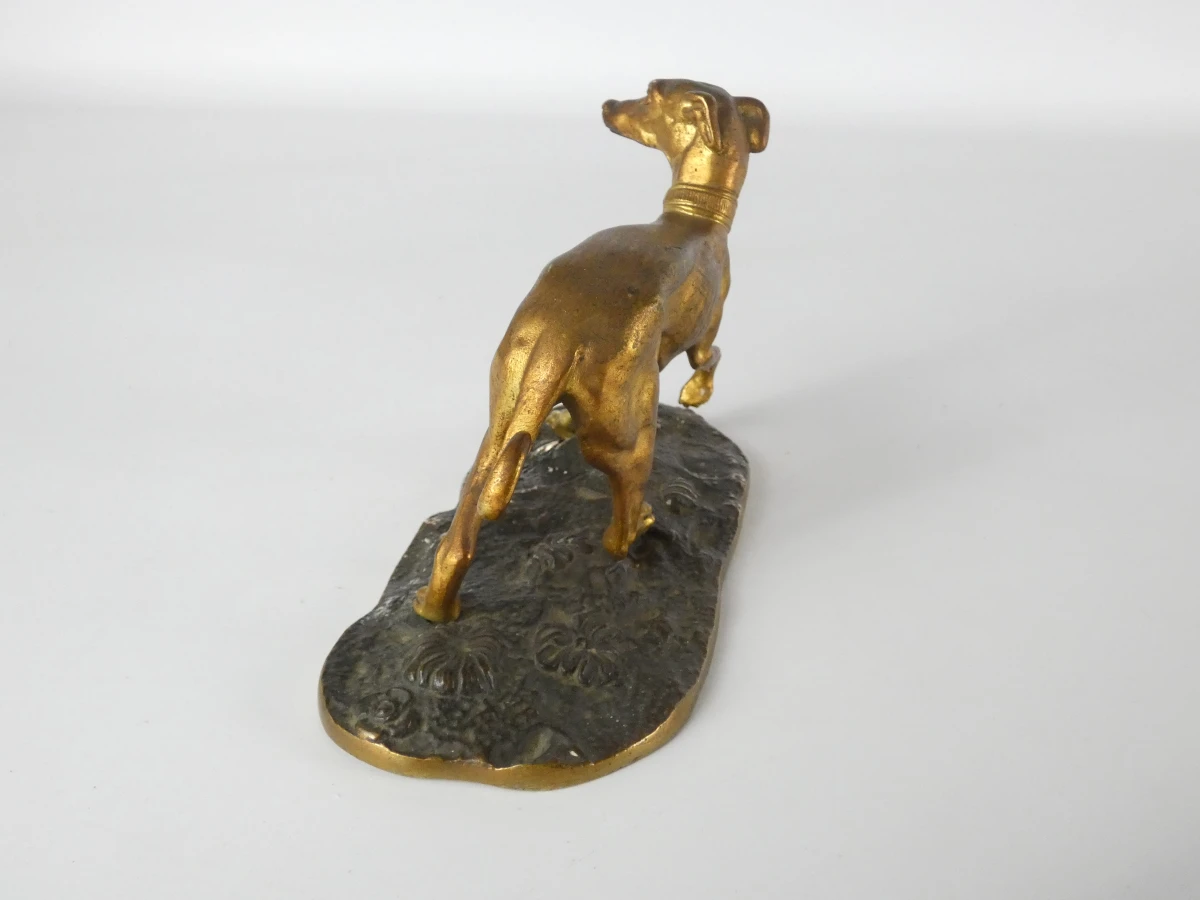 Decoratief bronzen beeldje van een hond op voetstuk - foto 3