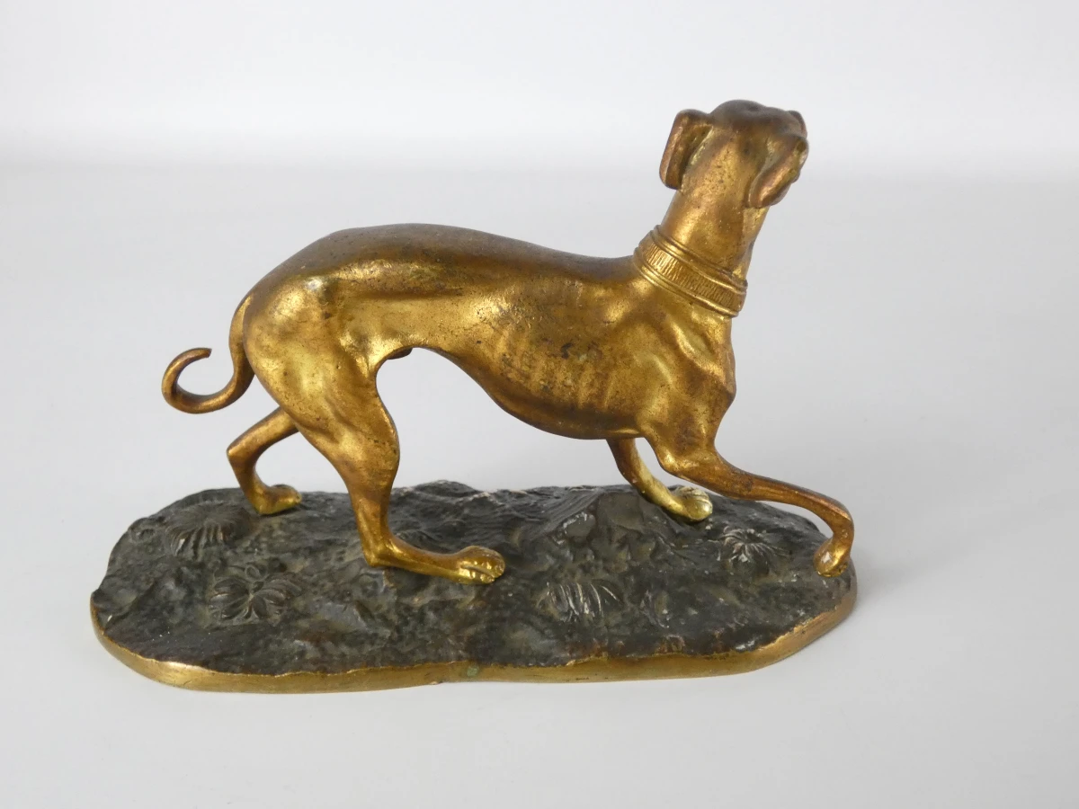 Decoratief bronzen beeldje van een hond op voetstuk - foto 4