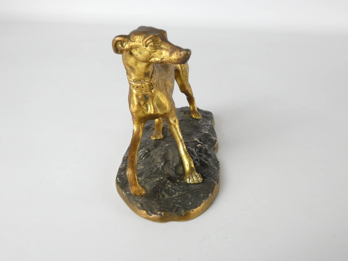 Decoratief bronzen beeldje van een hond op voetstuk - foto 5