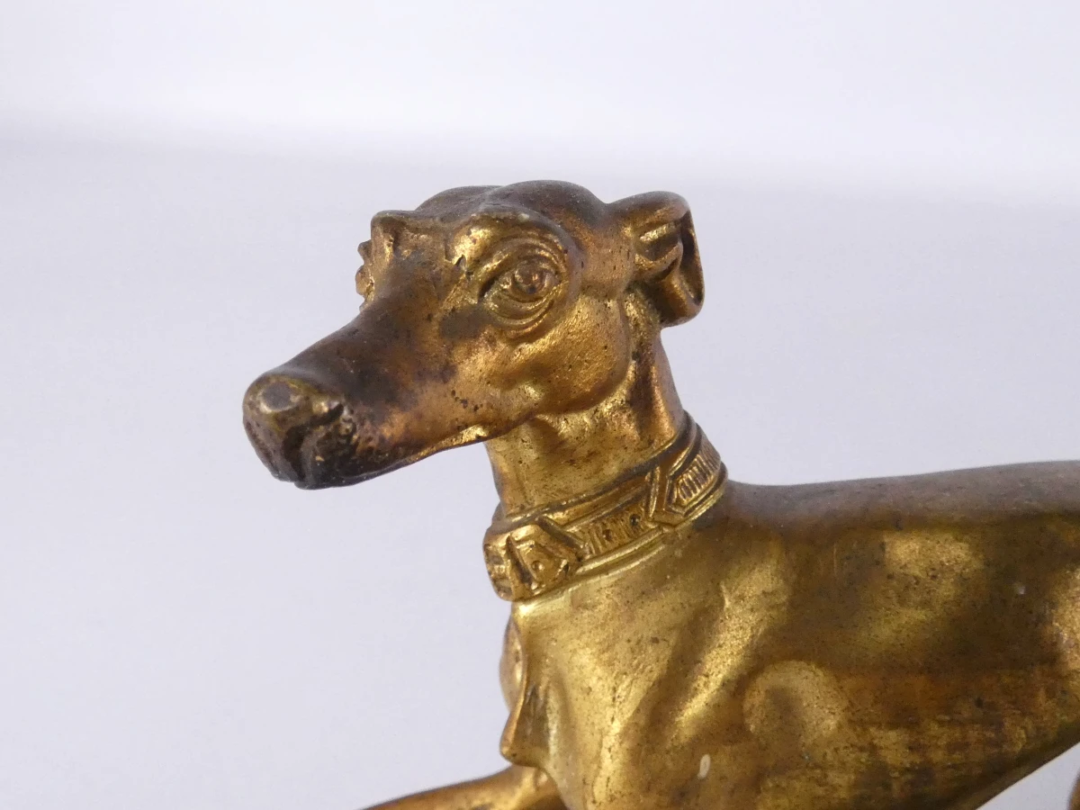 Decoratief bronzen beeldje van een hond op voetstuk - foto 6