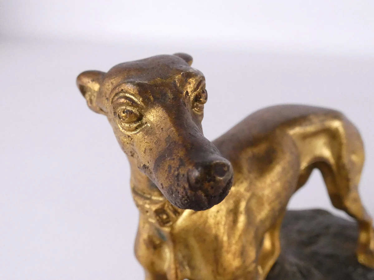 Decoratief bronzen beeldje van een hond op voetstuk - foto 7