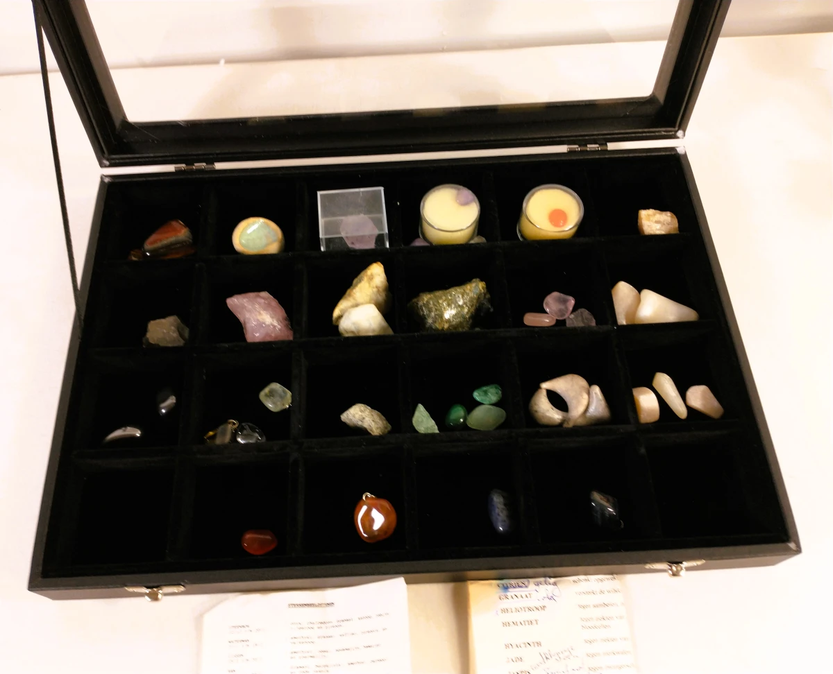 Verzameling mineralen en kristallen met drie presentatiedozen en rookkwarts - foto 7