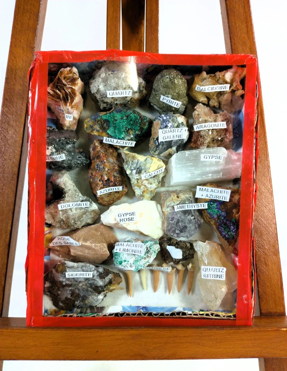 Verzameling mineralen en kristallen met drie presentatiedozen en rookkwarts - foto 3