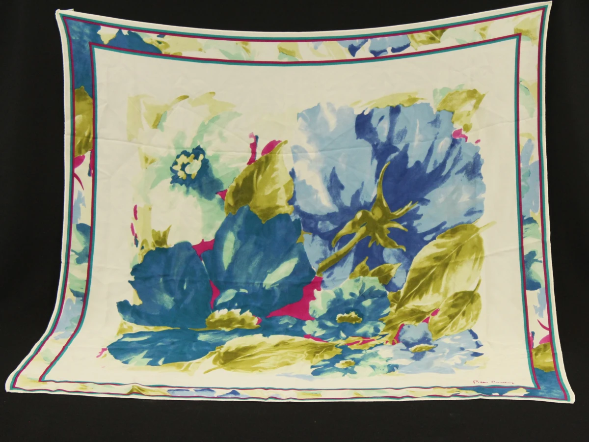 Pierre Cardin 100% zijden foulard met wit paars en blauwtinten – kavel bij De Kringwinkel, Antwerpen