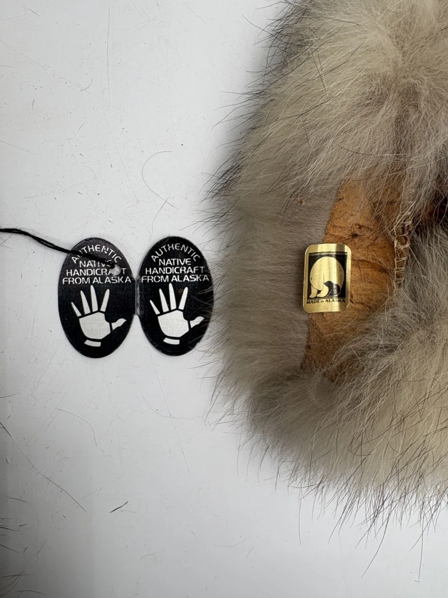 Twee authentiek Alaskaans handgemaakte masker met bont - foto 2