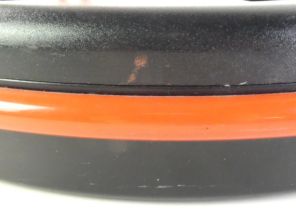 Parapluhouder met rode metalen frame en zwart plateau - foto 5
