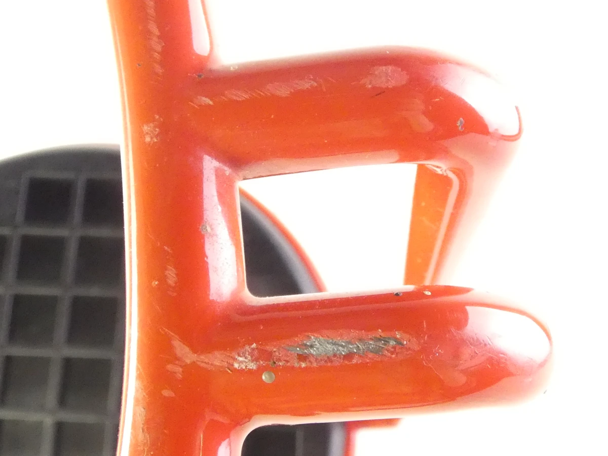 Parapluhouder met rode metalen frame en zwart plateau - foto 8