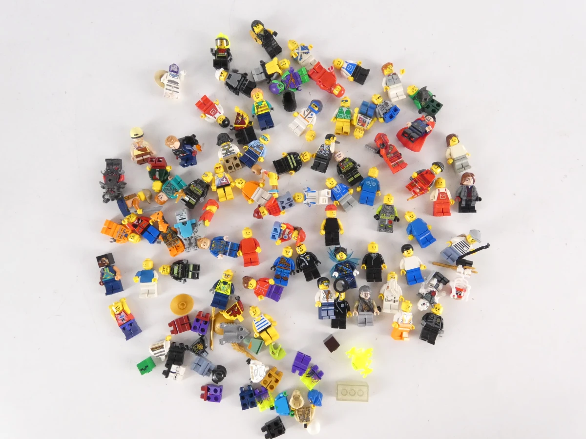 Set van diverse LEGO minifiguren en accessoires – kavel bij De Kringwinkel, Heverlee