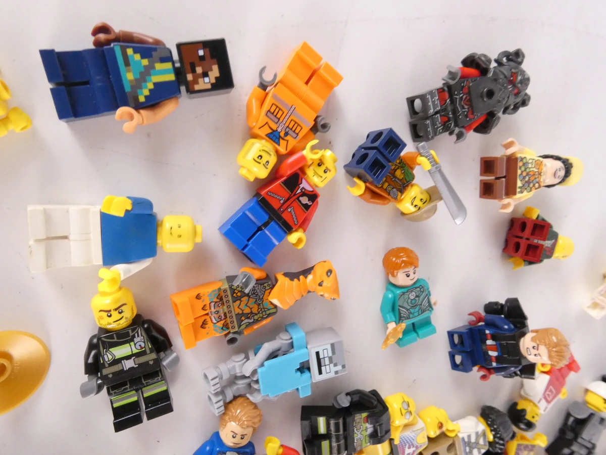 Set van diverse LEGO minifiguren en accessoires - foto 3