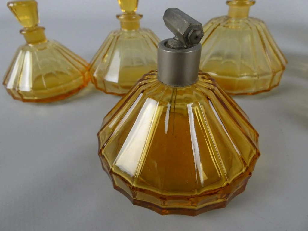 Set vintage oranje glazen parfumflesjes en potjes - foto 3