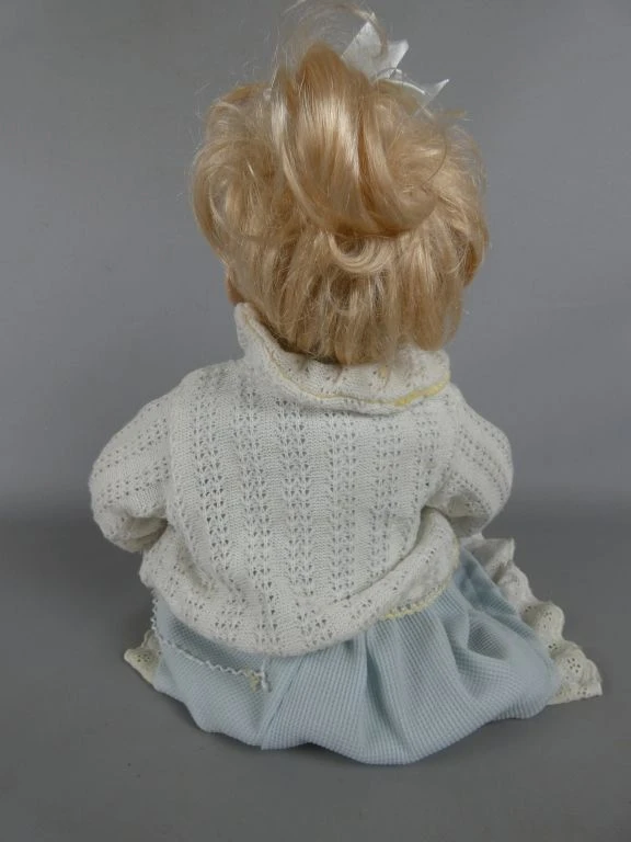 Vintage babypop met stoffen lijf en kleertjes - foto 2