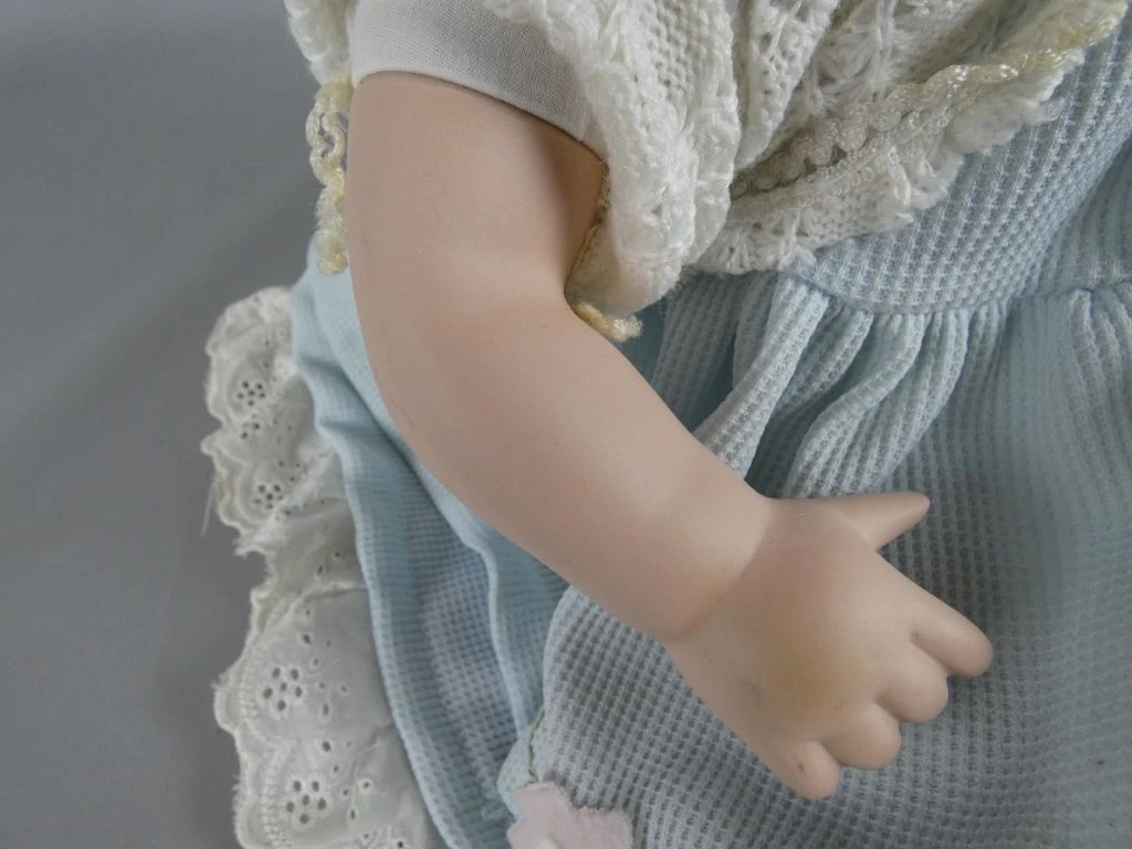 Vintage babypop met stoffen lijf en kleertjes - foto 4