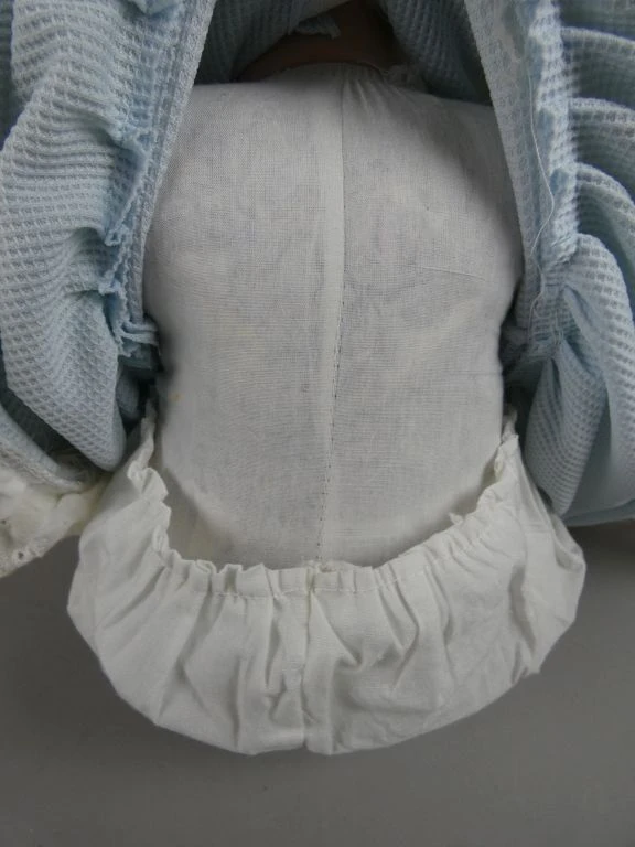 Vintage babypop met stoffen lijf en kleertjes - foto 5