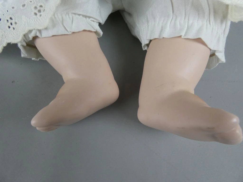 Vintage babypop met stoffen lijf en kleertjes - foto 3